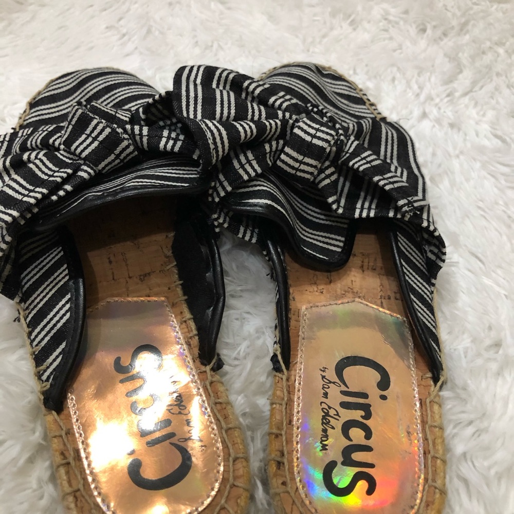 Nice flat sandals 🖤🤍